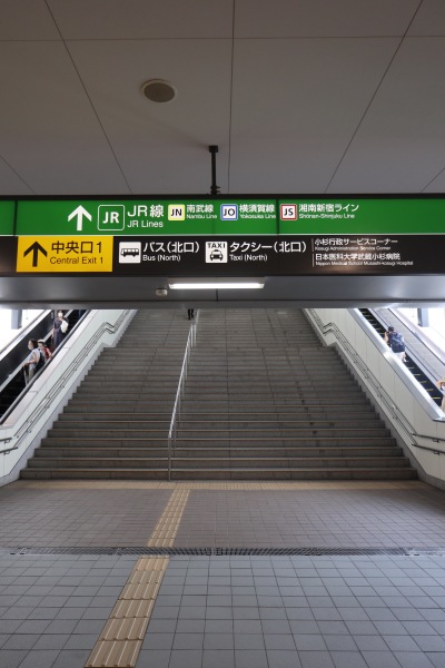 最優秀賞が展示される武蔵小杉駅の階段