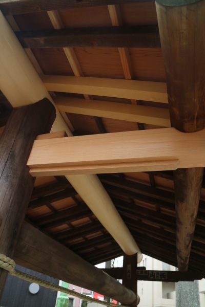 交換された屋根裏の木材