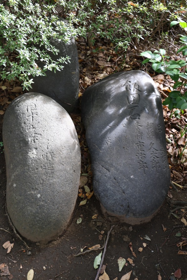 影向寺の「力石」