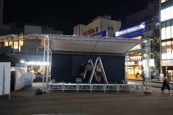 設営中のステージ